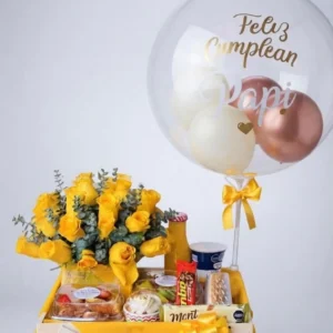 Desayuno con rosas amarillas y globos