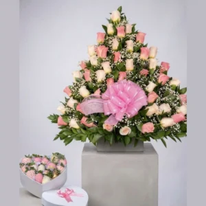 Piramide de rosas surtidas mas caja corazon de fresas con chocolate