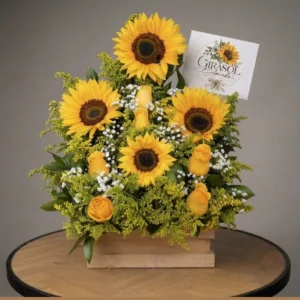 Arreglo floral de girasoles con rosas amarillas